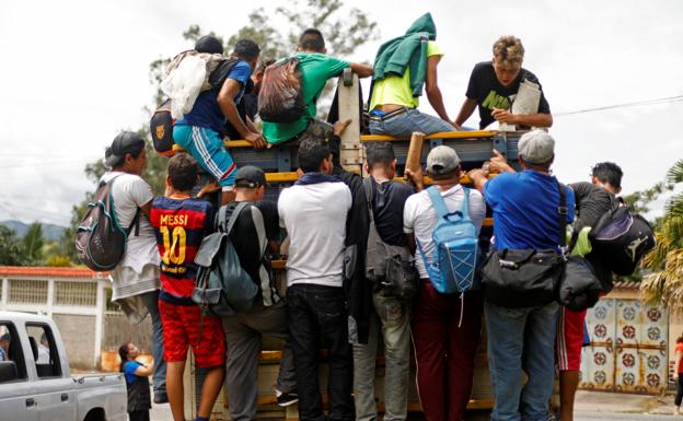 Un grupo de hondureños en Quezaltepeque, Guatemala, tratan de llegar a EE UU.