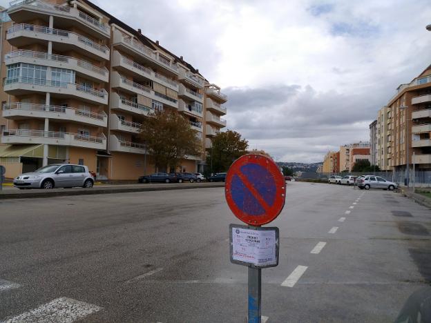 Una de las señales que informa de la limpieza de imbornales en la avenida Joan Fuster. 