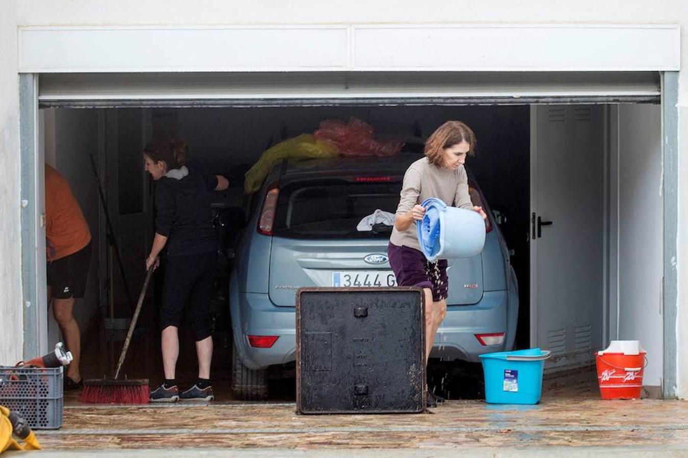 Una familia limpiando los detrozos en su casa en Alcossebre.