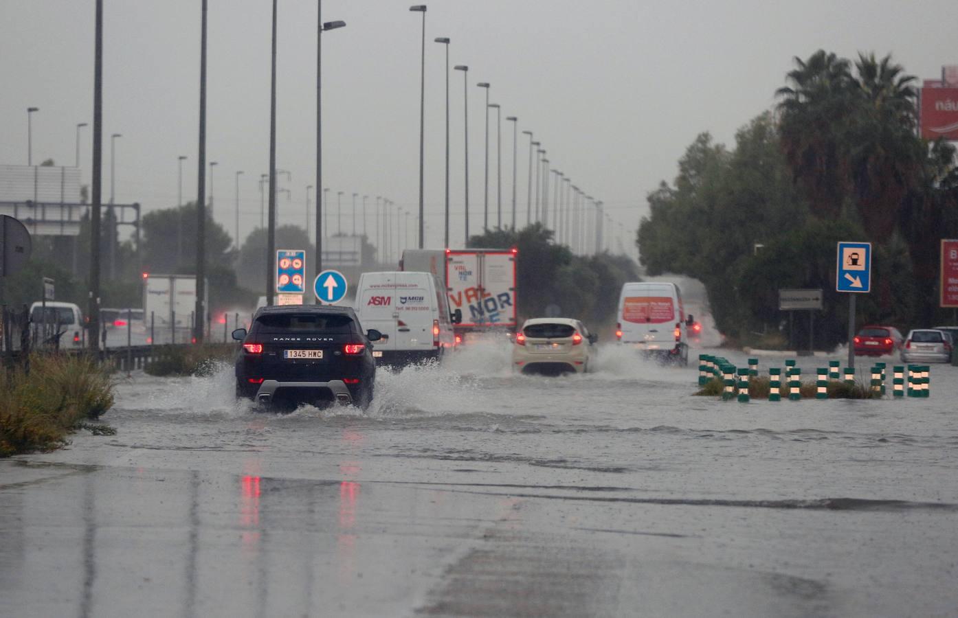 La Pista de Silla, cortada al tráfico por embolsamiento de agua.