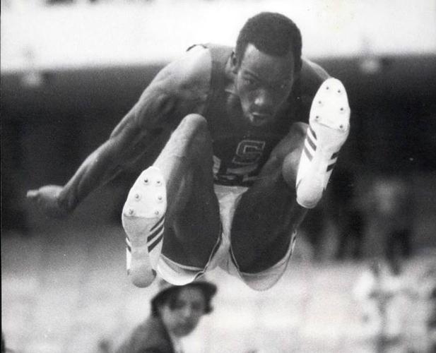 Bob Beamon ejecuta un salto que pasó a la historia del atletismo. 