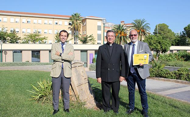 Diego Oses, subdirector; padre Mario López, director; y Rafael Costa, coordinador de Innovación y Aprendizaje del Cumbres School.