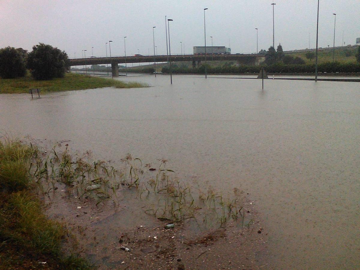 La Pista de Silla, cortada al tráfico por embolsamiento de agua.