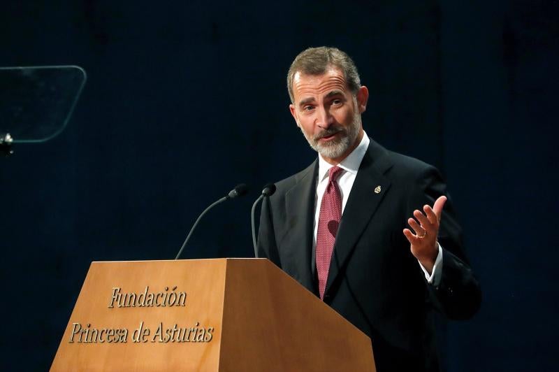 Don Felipe y doña Letizia presiden el acto en el teatro Campoamor de Oviedo, con el mismo esquema y con la única ausencia de Fred Vargas.