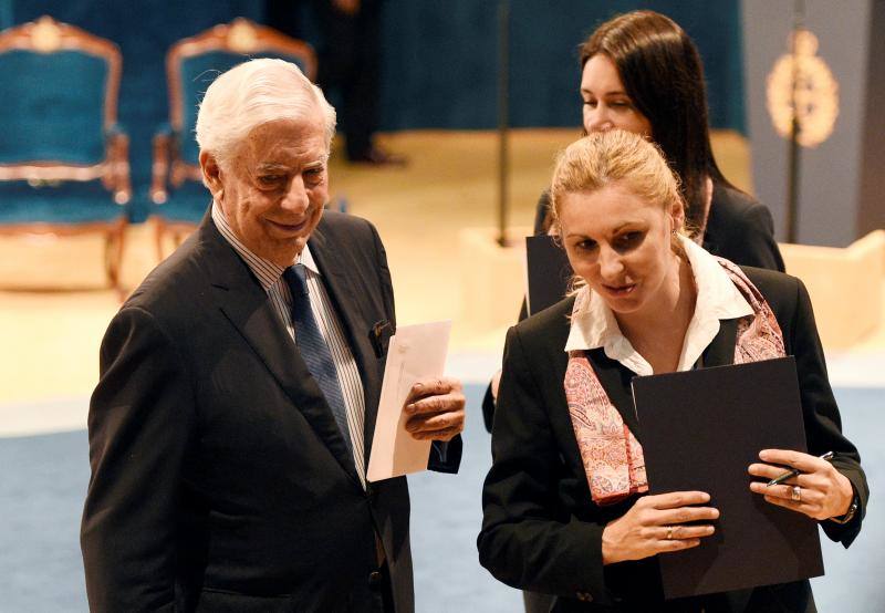 El escritor Mario Vargas-Llosa a su llegada al Teatro Campoamor.