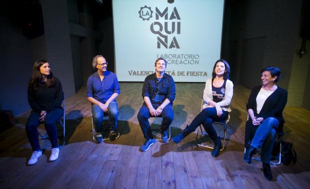 Actores, profesores y gestores de La Máquina, ayer en el escenario. 