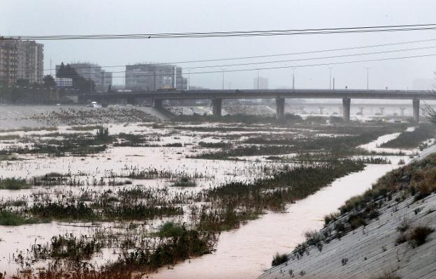 Un tramo del nuevo cauce, inundado por las lluvias. 