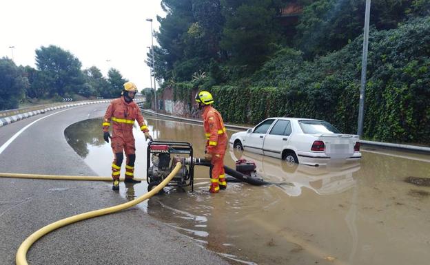 Coche atrapado en Paterna.