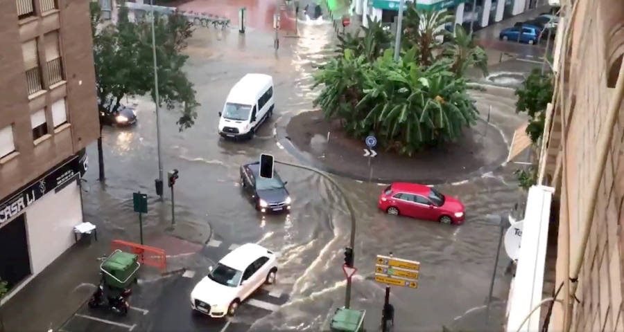 Vehículos circulando en pleno temporal en Castellón.