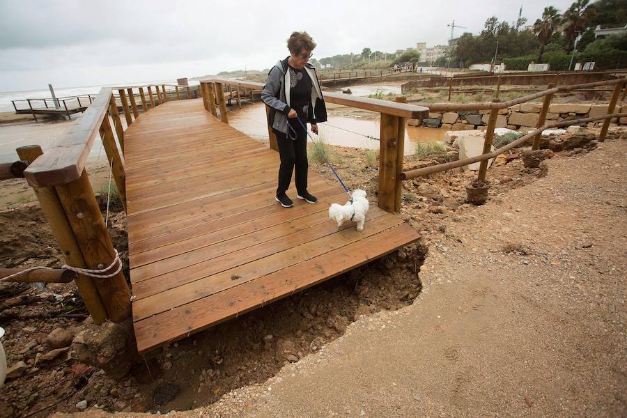 Desperfectos en el paseo marítimo causado por el agua en Alcossebre.