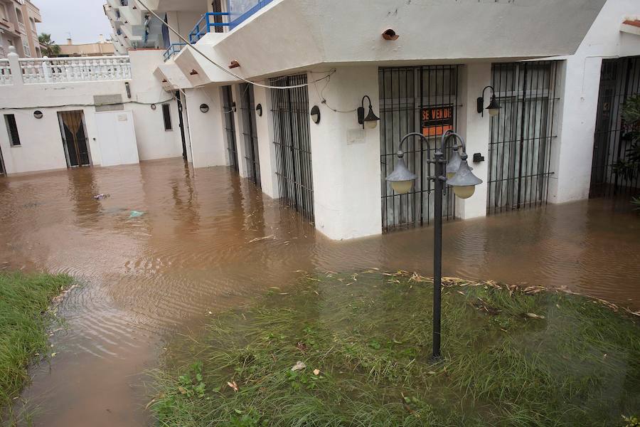 Algunas viviendas inundadas por el agua en Alcossebre.