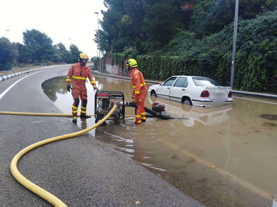 Vehículo atrapado en la CV-35, en Paterna.