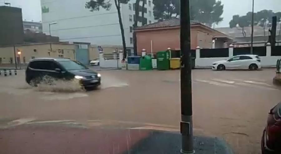 La avenida Molí de Vent en Puçol inundada tras ls precipitaciones .