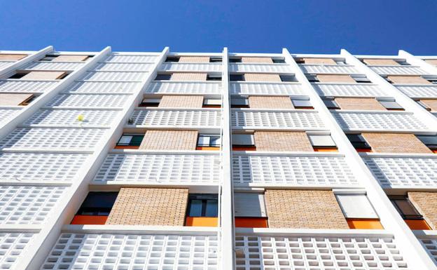 El edificio es reconocible por sus toques naranjas en la estructura de hormigón.