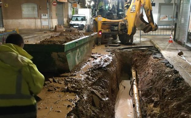 Trabajos de reparación de la rotura de una tubería en Rafelbunyol.