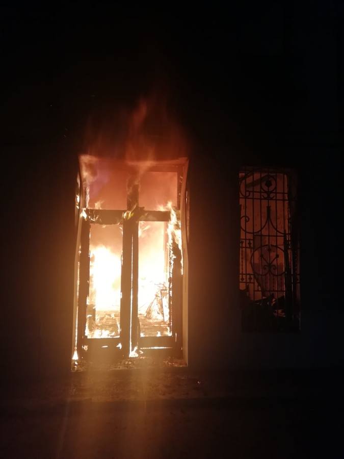 Fotos: Dos heridos al arder una casa en Albalat de la Ribera