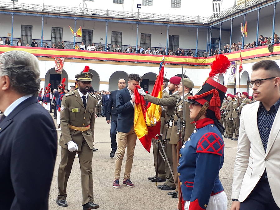 Patriotismo contra los elementos. Ante una inquietante amenaza de lluvia, 1.350 civiles han participado en la jura de bandera multitudinaria en el Acuartelamiento San Juan de Ribera del paseo de la Alameda de Valencia.Aunque en años anteriores las juras rondan el millar de personas, en esta ocasión se han superado con creces las expectativas.Esta situación ha hecho que por primera ocasión en un acto de estas características en Valencia se cuente con las cuatro banderas y espendartes de todas las unidades de la plaza. En el centro de la formación se ha situado el estandarte del Regimiento de Caballería Lusitania 8 (RCL-8) por ser el más antiguo y sobre éste es sobre el que se ha realizado el juramento. Precisamente en esta ocasión se celebran los 175 años desde que Isabel II designara la rojigualda como enseña de los tres ejercitos, según se ha recordado por megafonía.El acto ha sido presidido por el Teniente General don Francisco José Gan Pampols, jefe del Cuartel General Terrestre de Alta Disponibilidad. La lluvia ha respetado el acto hasta el último segundo, ya que las precipitaciones han empezado justo al concluir el toque que indicaba el fin del acto.