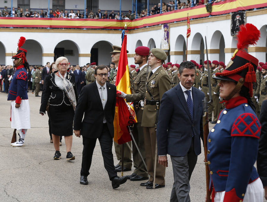 Patriotismo contra los elementos. Ante una inquietante amenaza de lluvia, 1.350 civiles han participado en la jura de bandera multitudinaria en el Acuartelamiento San Juan de Ribera del paseo de la Alameda de Valencia. Aunque en años anteriores las juras rondan el millar de personas, en esta ocasión se han superado con creces las expectativas. Esta situación ha hecho que por primera ocasión en un acto de estas características en Valencia se cuente con las cuatro banderas y espendartes de todas las unidades de la plaza. En el centro de la formación se ha situado el estandarte del Regimiento de Caballería Lusitania 8 (RCL-8) por ser el más antiguo y sobre éste es sobre el que se ha realizado el juramento. Precisamente en esta ocasión se celebran los 175 años desde que Isabel II designara la rojigualda como enseña de los tres ejercitos, según se ha recordado por megafonía. El acto ha sido presidido por el Teniente General don Francisco José Gan Pampols, jefe del Cuartel General Terrestre de Alta Disponibilidad. La lluvia ha respetado el acto hasta el último segundo, ya que las precipitaciones han empezado justo al concluir el toque que indicaba el fin del acto.