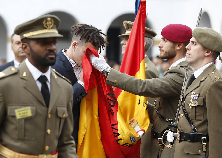 Patriotismo contra los elementos. Ante una inquietante amenaza de lluvia, 1.350 civiles han participado en la jura de bandera multitudinaria en el Acuartelamiento San Juan de Ribera del paseo de la Alameda de Valencia. Aunque en años anteriores las juras rondan el millar de personas, en esta ocasión se han superado con creces las expectativas. Esta situación ha hecho que por primera ocasión en un acto de estas características en Valencia se cuente con las cuatro banderas y espendartes de todas las unidades de la plaza. En el centro de la formación se ha situado el estandarte del Regimiento de Caballería Lusitania 8 (RCL-8) por ser el más antiguo y sobre éste es sobre el que se ha realizado el juramento. Precisamente en esta ocasión se celebran los 175 años desde que Isabel II designara la rojigualda como enseña de los tres ejercitos, según se ha recordado por megafonía. El acto ha sido presidido por el Teniente General don Francisco José Gan Pampols, jefe del Cuartel General Terrestre de Alta Disponibilidad. La lluvia ha respetado el acto hasta el último segundo, ya que las precipitaciones han empezado justo al concluir el toque que indicaba el fin del acto.