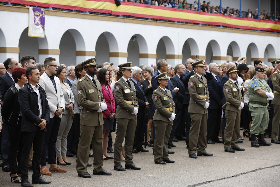 Patriotismo contra los elementos. Ante una inquietante amenaza de lluvia, 1.350 civiles han participado en la jura de bandera multitudinaria en el Acuartelamiento San Juan de Ribera del paseo de la Alameda de Valencia. Aunque en años anteriores las juras rondan el millar de personas, en esta ocasión se han superado con creces las expectativas. Esta situación ha hecho que por primera ocasión en un acto de estas características en Valencia se cuente con las cuatro banderas y espendartes de todas las unidades de la plaza. En el centro de la formación se ha situado el estandarte del Regimiento de Caballería Lusitania 8 (RCL-8) por ser el más antiguo y sobre éste es sobre el que se ha realizado el juramento. Precisamente en esta ocasión se celebran los 175 años desde que Isabel II designara la rojigualda como enseña de los tres ejercitos, según se ha recordado por megafonía. El acto ha sido presidido por el Teniente General don Francisco José Gan Pampols, jefe del Cuartel General Terrestre de Alta Disponibilidad. La lluvia ha respetado el acto hasta el último segundo, ya que las precipitaciones han empezado justo al concluir el toque que indicaba el fin del acto.