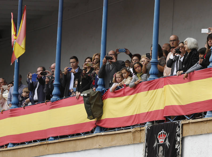 Patriotismo contra los elementos. Ante una inquietante amenaza de lluvia, 1.350 civiles han participado en la jura de bandera multitudinaria en el Acuartelamiento San Juan de Ribera del paseo de la Alameda de Valencia. Aunque en años anteriores las juras rondan el millar de personas, en esta ocasión se han superado con creces las expectativas. Esta situación ha hecho que por primera ocasión en un acto de estas características en Valencia se cuente con las cuatro banderas y espendartes de todas las unidades de la plaza. En el centro de la formación se ha situado el estandarte del Regimiento de Caballería Lusitania 8 (RCL-8) por ser el más antiguo y sobre éste es sobre el que se ha realizado el juramento. Precisamente en esta ocasión se celebran los 175 años desde que Isabel II designara la rojigualda como enseña de los tres ejercitos, según se ha recordado por megafonía. El acto ha sido presidido por el Teniente General don Francisco José Gan Pampols, jefe del Cuartel General Terrestre de Alta Disponibilidad. La lluvia ha respetado el acto hasta el último segundo, ya que las precipitaciones han empezado justo al concluir el toque que indicaba el fin del acto.