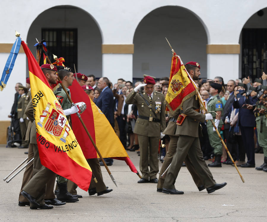 Patriotismo contra los elementos. Ante una inquietante amenaza de lluvia, 1.350 civiles han participado en la jura de bandera multitudinaria en el Acuartelamiento San Juan de Ribera del paseo de la Alameda de Valencia. Aunque en años anteriores las juras rondan el millar de personas, en esta ocasión se han superado con creces las expectativas. Esta situación ha hecho que por primera ocasión en un acto de estas características en Valencia se cuente con las cuatro banderas y espendartes de todas las unidades de la plaza. En el centro de la formación se ha situado el estandarte del Regimiento de Caballería Lusitania 8 (RCL-8) por ser el más antiguo y sobre éste es sobre el que se ha realizado el juramento. Precisamente en esta ocasión se celebran los 175 años desde que Isabel II designara la rojigualda como enseña de los tres ejercitos, según se ha recordado por megafonía. El acto ha sido presidido por el Teniente General don Francisco José Gan Pampols, jefe del Cuartel General Terrestre de Alta Disponibilidad. La lluvia ha respetado el acto hasta el último segundo, ya que las precipitaciones han empezado justo al concluir el toque que indicaba el fin del acto.