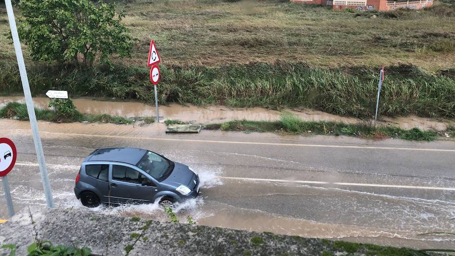 Fotos: Una tromba de agua inunda las calles de Tavernes de la Valldigna