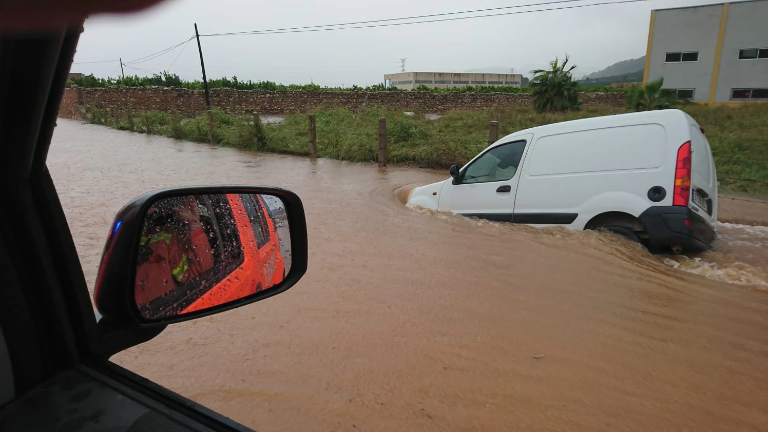 Fotos: Una tromba de agua inunda las calles de Tavernes de la Valldigna