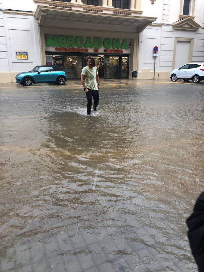 Fotos: Una tromba de agua inunda las calles de Tavernes de la Valldigna
