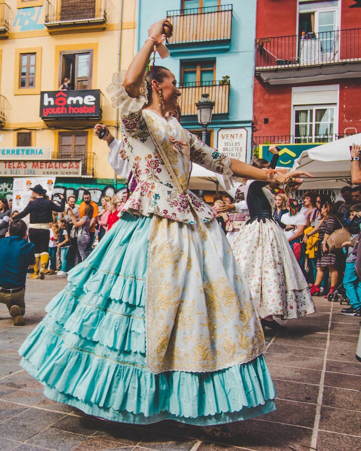 Nunca se había celebrado un acto con semejantes características. Hasta ocho falleras mayores de Valencia, de la última década, estaban confirmadas para danzar ante la Lonja de la Seda de la ciudad de Valencia. El acto se ha celebrado dentro del 150 aniversario de la Falla plaza del Doctor Collado y han participado Pilar Giménez (FMV 2010), Sandra Muñoz (FMV 2012), Begoña Jiménez (FMV 2013), Carmen Sancho (FMV 2014), Estefanía López (FMV 2015), Alicia Moreno (FMV 2016), Raquel Alario (2017) y Rocio Gil (FMV 2018).