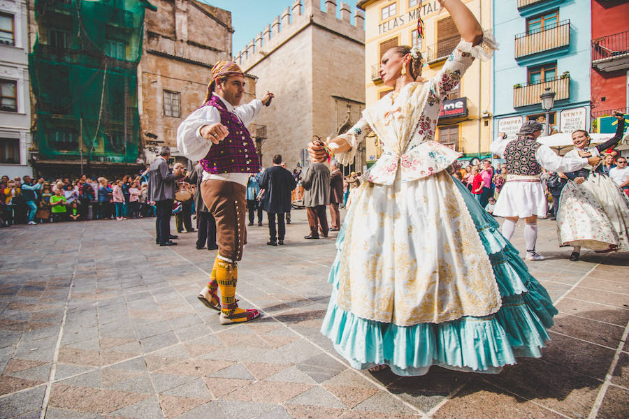 Nunca se había celebrado un acto con semejantes características. Hasta ocho falleras mayores de Valencia, de la última década, estaban confirmadas para danzar ante la Lonja de la Seda de la ciudad de Valencia. El acto se ha celebrado dentro del 150 aniversario de la Falla plaza del Doctor Collado y han participado Pilar Giménez (FMV 2010), Sandra Muñoz (FMV 2012), Begoña Jiménez (FMV 2013), Carmen Sancho (FMV 2014), Estefanía López (FMV 2015), Alicia Moreno (FMV 2016), Raquel Alario (2017) y Rocio Gil (FMV 2018).