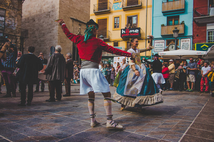 Nunca se había celebrado un acto con semejantes características. Hasta ocho falleras mayores de Valencia, de la última década, estaban confirmadas para danzar ante la Lonja de la Seda de la ciudad de Valencia. El acto se ha celebrado dentro del 150 aniversario de la Falla plaza del Doctor Collado y han participado Pilar Giménez (FMV 2010), Sandra Muñoz (FMV 2012), Begoña Jiménez (FMV 2013), Carmen Sancho (FMV 2014), Estefanía López (FMV 2015), Alicia Moreno (FMV 2016), Raquel Alario (2017) y Rocio Gil (FMV 2018).