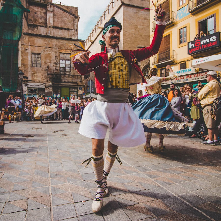 Nunca se había celebrado un acto con semejantes características. Hasta ocho falleras mayores de Valencia, de la última década, estaban confirmadas para danzar ante la Lonja de la Seda de la ciudad de Valencia. El acto se ha celebrado dentro del 150 aniversario de la Falla plaza del Doctor Collado y han participado Pilar Giménez (FMV 2010), Sandra Muñoz (FMV 2012), Begoña Jiménez (FMV 2013), Carmen Sancho (FMV 2014), Estefanía López (FMV 2015), Alicia Moreno (FMV 2016), Raquel Alario (2017) y Rocio Gil (FMV 2018).