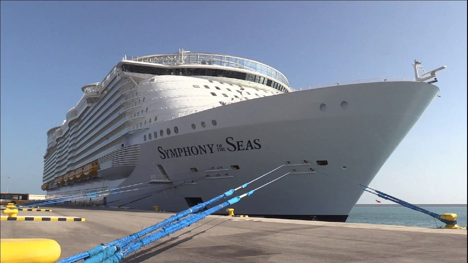 El 'Symphony of the Seas' ha hecho este domingo escala en Valencia en su periplo por el Mediterráneo. El Symphony es actualmente el mayor crucero del mundo. Sus cifras son de infarto: 362 metros de eslora, 226.000 toneladas de peso. El buque, de la compañía Royal Caribbean es una maravilla de la ingeniería: tiene 18 cubiertas y 19 piscinas. Además, dispone de 10 jacuzzis y 24 ascensores al servicio de más de 6.000 pasajeros alojados en 2.775 camarotes y atendidos por 2.200 miembros de la tripulación. The Ultimate Abyss, en la parte más elevada de la popa, es el tobogán más alto en el mar. Consta de dos toboganes serpenteantes que descienden desde una altura de diez plantas, 28 metros de caída que se recorren en menos de 15 segundos. Symphony of the Seas dispone de pista de running, un bar móvil que va elevándose o descendiendo como si de un ascensor se tratara, dos simuladores de surf, una tirolina de 25 metros de largo, camarotes con mayordomo y otra infinidad de lujos. Tras recorrer todo el Mediterráneo viajará al Caribe como próximo destino. 