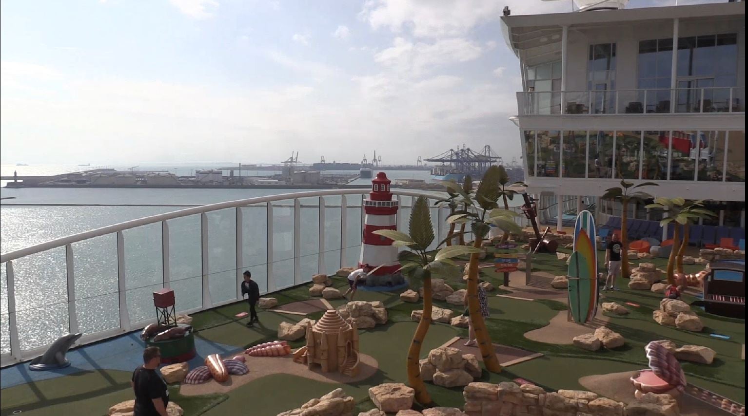 El 'Symphony of the Seas' ha hecho este domingo escala en Valencia en su periplo por el Mediterráneo. El Symphony es actualmente el mayor crucero del mundo. Sus cifras son de infarto: 362 metros de eslora, 226.000 toneladas de peso. El buque, de la compañía Royal Caribbean es una maravilla de la ingeniería: tiene 18 cubiertas y 19 piscinas. Además, dispone de 10 jacuzzis y 24 ascensores al servicio de más de 6.000 pasajeros alojados en 2.775 camarotes y atendidos por 2.200 miembros de la tripulación. The Ultimate Abyss, en la parte más elevada de la popa, es el tobogán más alto en el mar. Consta de dos toboganes serpenteantes que descienden desde una altura de diez plantas, 28 metros de caída que se recorren en menos de 15 segundos. Symphony of the Seas dispone de pista de running, un bar móvil que va elevándose o descendiendo como si de un ascensor se tratara, dos simuladores de surf, una tirolina de 25 metros de largo, camarotes con mayordomo y otra infinidad de lujos. Tras recorrer todo el Mediterráneo viajará al Caribe como próximo destino.