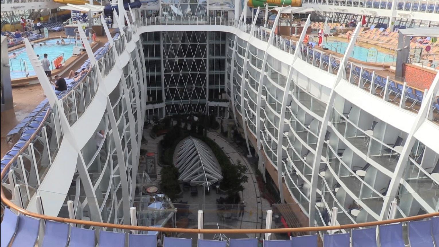 El 'Symphony of the Seas' ha hecho este domingo escala en Valencia en su periplo por el Mediterráneo. El Symphony es actualmente el mayor crucero del mundo. Sus cifras son de infarto: 362 metros de eslora, 226.000 toneladas de peso. El buque, de la compañía Royal Caribbean es una maravilla de la ingeniería: tiene 18 cubiertas y 19 piscinas. Además, dispone de 10 jacuzzis y 24 ascensores al servicio de más de 6.000 pasajeros alojados en 2.775 camarotes y atendidos por 2.200 miembros de la tripulación. The Ultimate Abyss, en la parte más elevada de la popa, es el tobogán más alto en el mar. Consta de dos toboganes serpenteantes que descienden desde una altura de diez plantas, 28 metros de caída que se recorren en menos de 15 segundos. Symphony of the Seas dispone de pista de running, un bar móvil que va elevándose o descendiendo como si de un ascensor se tratara, dos simuladores de surf, una tirolina de 25 metros de largo, camarotes con mayordomo y otra infinidad de lujos. Tras recorrer todo el Mediterráneo viajará al Caribe como próximo destino. 