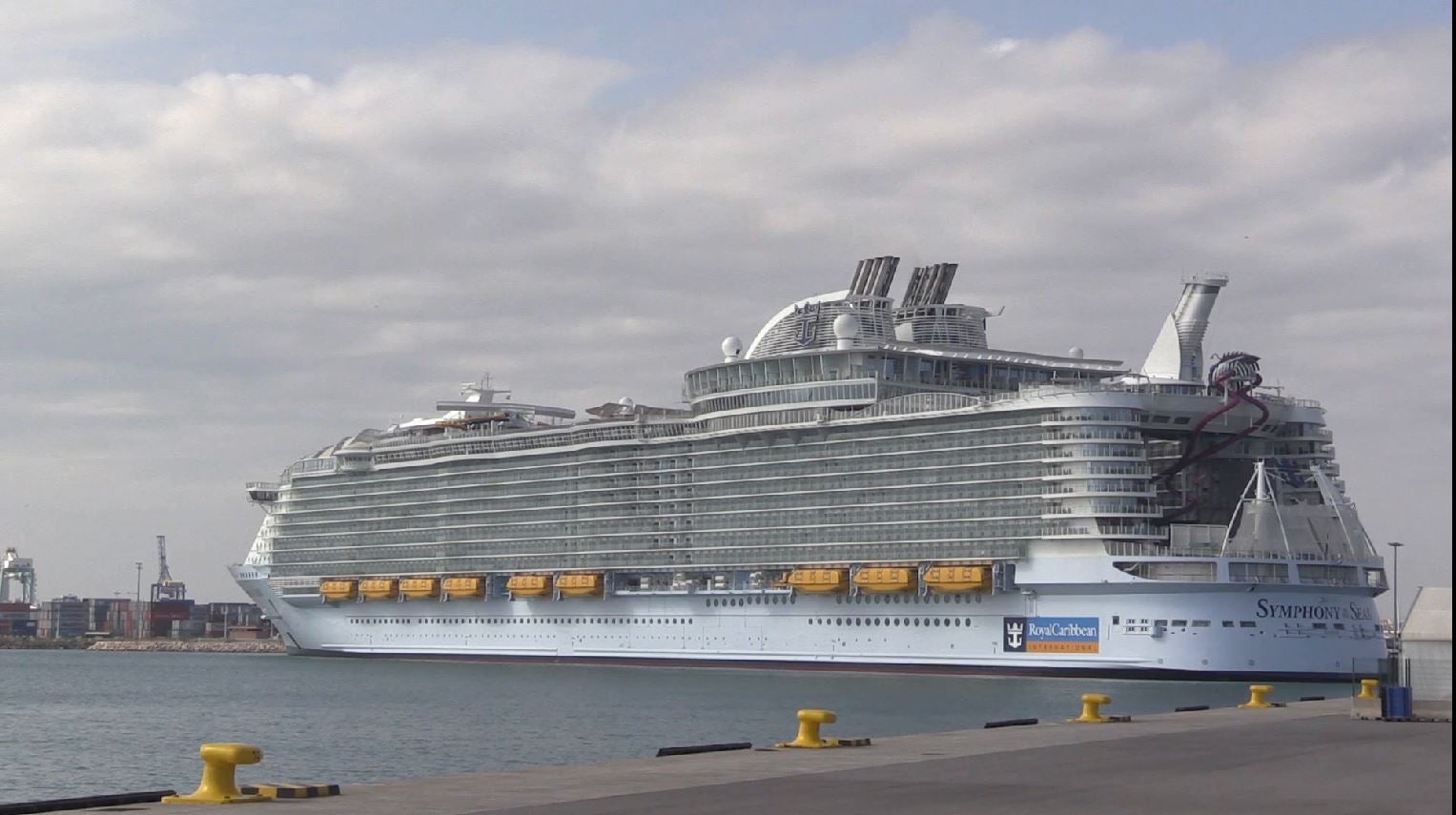 El 'Symphony of the Seas' ha hecho este domingo escala en Valencia en su periplo por el Mediterráneo. El Symphony es actualmente el mayor crucero del mundo. Sus cifras son de infarto: 362 metros de eslora, 226.000 toneladas de peso. El buque, de la compañía Royal Caribbean es una maravilla de la ingeniería: tiene 18 cubiertas y 19 piscinas. Además, dispone de 10 jacuzzis y 24 ascensores al servicio de más de 6.000 pasajeros alojados en 2.775 camarotes y atendidos por 2.200 miembros de la tripulación. The Ultimate Abyss, en la parte más elevada de la popa, es el tobogán más alto en el mar. Consta de dos toboganes serpenteantes que descienden desde una altura de diez plantas, 28 metros de caída que se recorren en menos de 15 segundos. Symphony of the Seas dispone de pista de running, un bar móvil que va elevándose o descendiendo como si de un ascensor se tratara, dos simuladores de surf, una tirolina de 25 metros de largo, camarotes con mayordomo y otra infinidad de lujos. Tras recorrer todo el Mediterráneo viajará al Caribe como próximo destino. 