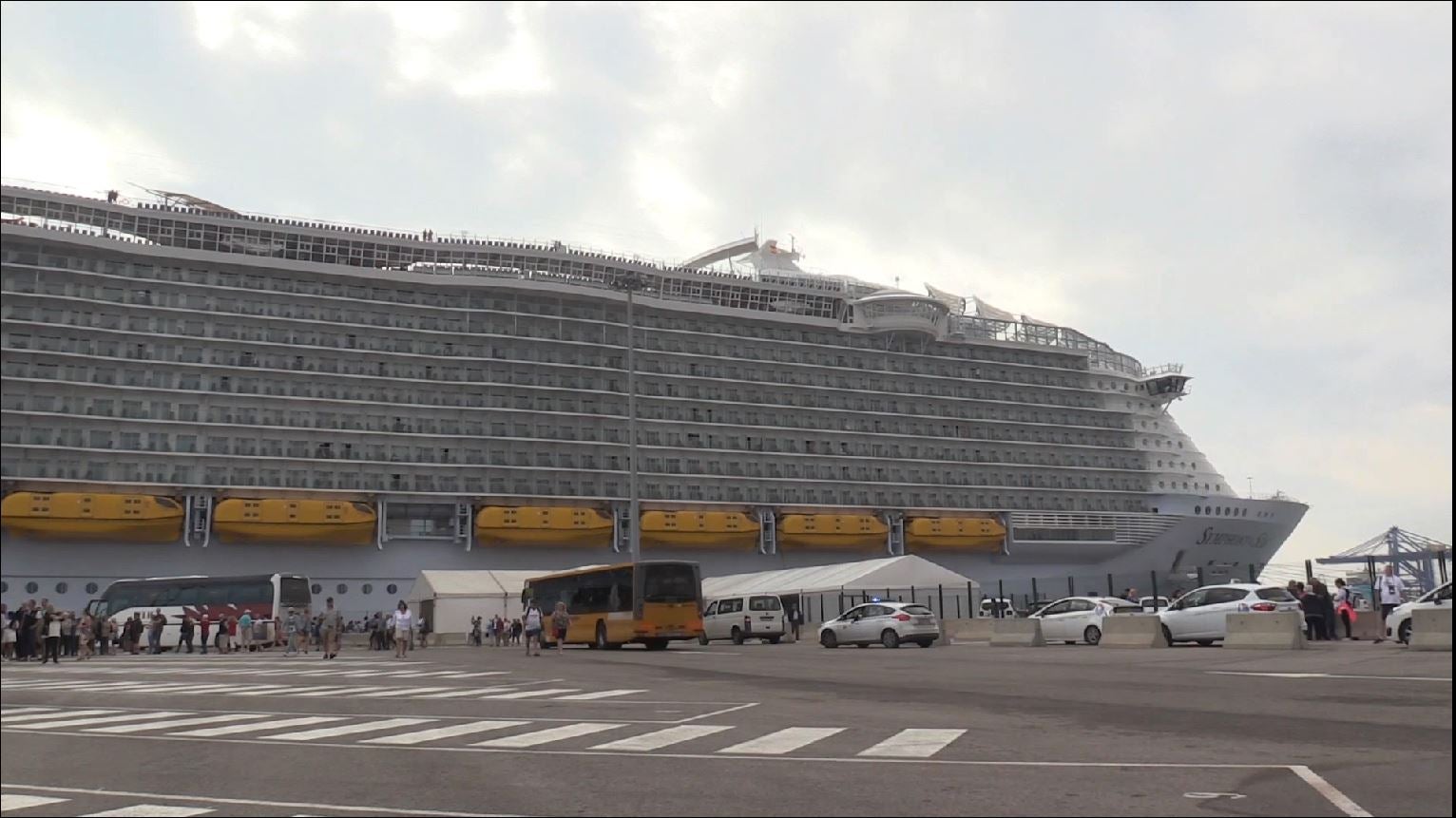 El 'Symphony of the Seas' ha hecho este domingo escala en Valencia en su periplo por el Mediterráneo. El Symphony es actualmente el mayor crucero del mundo. Sus cifras son de infarto: 362 metros de eslora, 226.000 toneladas de peso. El buque, de la compañía Royal Caribbean es una maravilla de la ingeniería: tiene 18 cubiertas y 19 piscinas. Además, dispone de 10 jacuzzis y 24 ascensores al servicio de más de 6.000 pasajeros alojados en 2.775 camarotes y atendidos por 2.200 miembros de la tripulación. The Ultimate Abyss, en la parte más elevada de la popa, es el tobogán más alto en el mar. Consta de dos toboganes serpenteantes que descienden desde una altura de diez plantas, 28 metros de caída que se recorren en menos de 15 segundos. Symphony of the Seas dispone de pista de running, un bar móvil que va elevándose o descendiendo como si de un ascensor se tratara, dos simuladores de surf, una tirolina de 25 metros de largo, camarotes con mayordomo y otra infinidad de lujos. Tras recorrer todo el Mediterráneo viajará al Caribe como próximo destino.