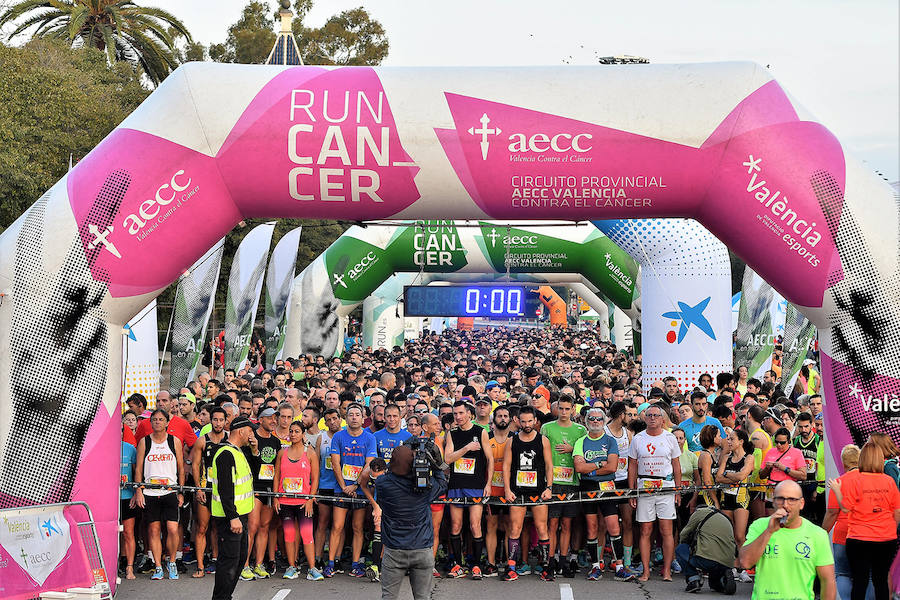 Un total de 10.049 personas han participado en 'Valencia contra el Cáncer' este 21 de octubre, una III edición de récord que ha logrado recaudar 50.245€ para luchar contra la enfermedad. En lo que llevamos de 2018, RunCáncer ya alcanza los 255.556€ de recaudación que se destinarán íntegramente a proyectos de investigación oncológica