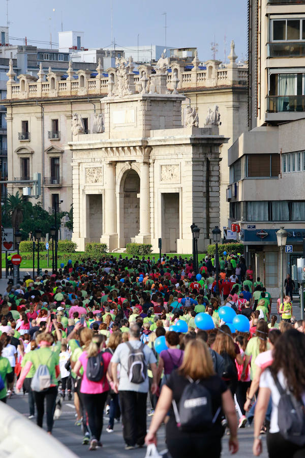 Un total de 10.049 personas han participado en 'Valencia contra el Cáncer' este 21 de octubre, una III edición de récord que ha logrado recaudar 50.245€ para luchar contra la enfermedad. En lo que llevamos de 2018, RunCáncer ya alcanza los 255.556€ de recaudación que se destinarán íntegramente a proyectos de investigación oncológica