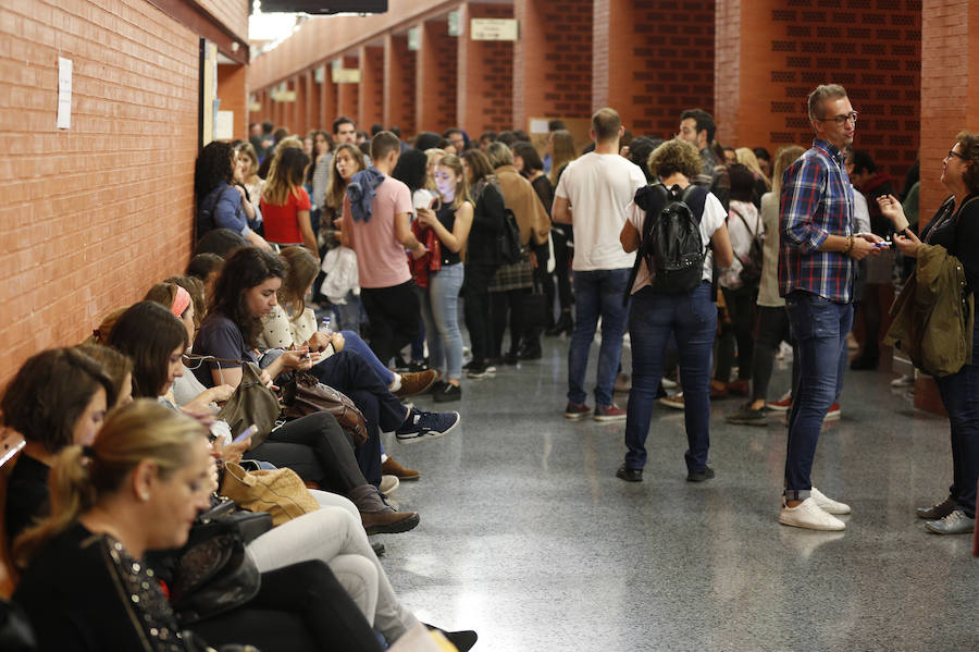 Un total de 25.570 personas se han examinado este domingo, 21 de octubre, para optar a 897 plazas -638 de turno libre y 259 de promoción interna- en la categoría de enfermería de instituciones sanitarias en la Comunitat Valenciana, convocada en 2015 y 2016.