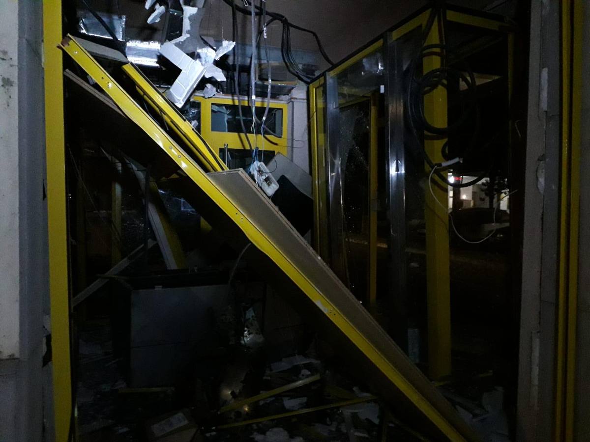 La Guardia Civil busca a los autores de un robo contra un banco en Gavarda. Los ladrones usaron explosivos para reventar el cajero automático.