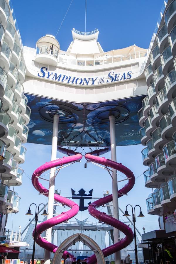 El 'Symphony of the Seas' ha hecho este domingo escala en Valencia en su periplo por el Mediterráneo. El Symphony es actualmente el mayor crucero del mundo. Sus cifras son de infarto: 362 metros de eslora, 226.000 toneladas de peso. El buque, de la compañía Royal Caribbean es una maravilla de la ingeniería: tiene 18 cubiertas y 19 piscinas. Además, dispone de 10 jacuzzis y 24 ascensores al servicio de más de 6.000 pasajeros alojados en 2.775 camarotes y atendidos por 2.200 miembros de la tripulación. The Ultimate Abyss, en la parte más elevada de la popa, es el tobogán más alto en el mar. Consta de dos toboganes serpenteantes que descienden desde una altura de diez plantas, 28 metros de caída que se recorren en menos de 15 segundos. Symphony of the Seas dispone de pista de running, un bar móvil que va elevándose o descendiendo como si de un ascensor se tratara, dos simuladores de surf, una tirolina de 25 metros de largo, camarotes con mayordomo y otra infinidad de lujos. Tras recorrer todo el Mediterráneo viajará al Caribe como próximo destino. 