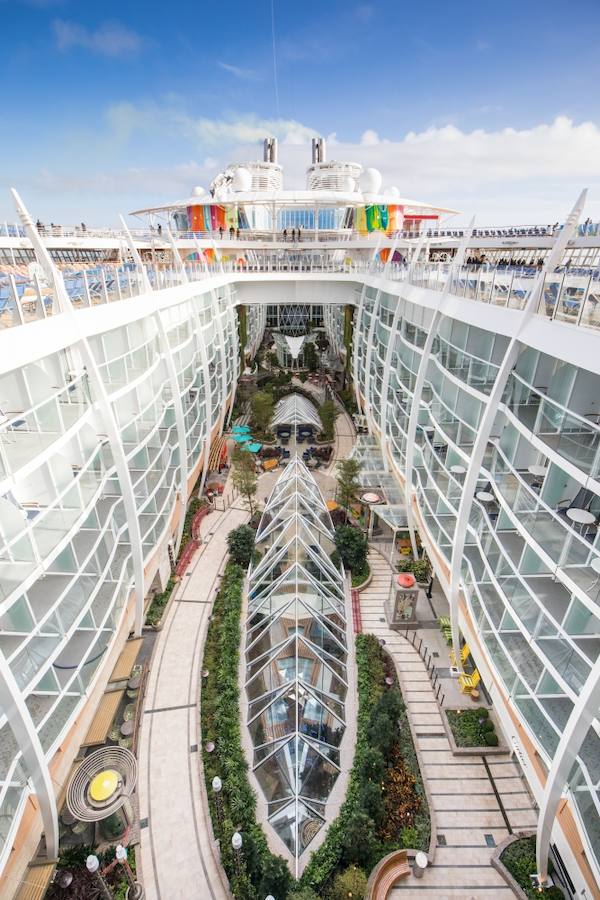 El 'Symphony of the Seas' ha hecho este domingo escala en Valencia en su periplo por el Mediterráneo. El Symphony es actualmente el mayor crucero del mundo. Sus cifras son de infarto: 362 metros de eslora, 226.000 toneladas de peso. El buque, de la compañía Royal Caribbean es una maravilla de la ingeniería: tiene 18 cubiertas y 19 piscinas. Además, dispone de 10 jacuzzis y 24 ascensores al servicio de más de 6.000 pasajeros alojados en 2.775 camarotes y atendidos por 2.200 miembros de la tripulación. The Ultimate Abyss, en la parte más elevada de la popa, es el tobogán más alto en el mar. Consta de dos toboganes serpenteantes que descienden desde una altura de diez plantas, 28 metros de caída que se recorren en menos de 15 segundos. Symphony of the Seas dispone de pista de running, un bar móvil que va elevándose o descendiendo como si de un ascensor se tratara, dos simuladores de surf, una tirolina de 25 metros de largo, camarotes con mayordomo y otra infinidad de lujos. Tras recorrer todo el Mediterráneo viajará al Caribe como próximo destino. 