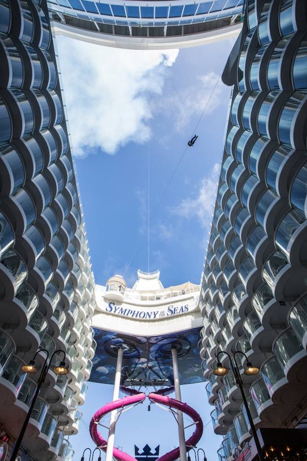 El 'Symphony of the Seas' ha hecho este domingo escala en Valencia en su periplo por el Mediterráneo. El Symphony es actualmente el mayor crucero del mundo. Sus cifras son de infarto: 362 metros de eslora, 226.000 toneladas de peso. El buque, de la compañía Royal Caribbean es una maravilla de la ingeniería: tiene 18 cubiertas y 19 piscinas. Además, dispone de 10 jacuzzis y 24 ascensores al servicio de más de 6.000 pasajeros alojados en 2.775 camarotes y atendidos por 2.200 miembros de la tripulación. The Ultimate Abyss, en la parte más elevada de la popa, es el tobogán más alto en el mar. Consta de dos toboganes serpenteantes que descienden desde una altura de diez plantas, 28 metros de caída que se recorren en menos de 15 segundos. Symphony of the Seas dispone de pista de running, un bar móvil que va elevándose o descendiendo como si de un ascensor se tratara, dos simuladores de surf, una tirolina de 25 metros de largo, camarotes con mayordomo y otra infinidad de lujos. Tras recorrer todo el Mediterráneo viajará al Caribe como próximo destino. 