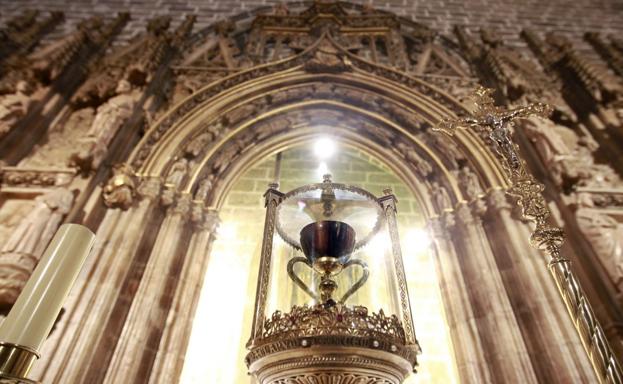 El Santo Cáliz, en su capilla en la Catedral de Valencia, a donde fue trasladado en 1916. La capilla es de estilo gótico florido (siglo XIV). 