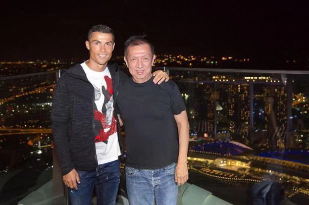 Cristiano y Peter Lim, en la visita del jugador a Singapur. :: 