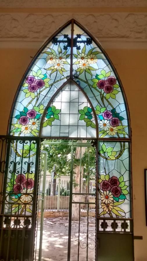 Frente al Cementerio Municipal de Valencia, lo que parece un jardín es, en realidad, otro cementerio que guarda parte del relato de la ciudad. El Cementerio Británico de Valencia se prepara para abrir sus puertas los días 28 de octubre y 1 de noviembre. Son las dos únicas fechas en las que sus instalaciones son visitables por falta de recursos. Por esta razón, un equipo ha estado trabajando para que esté todo listo. Se trata de un lugar de 150 años que al no ser un espacio municipal, está cuidado por voluntarios que quieren preservar cada una de las historias que allí residen. 