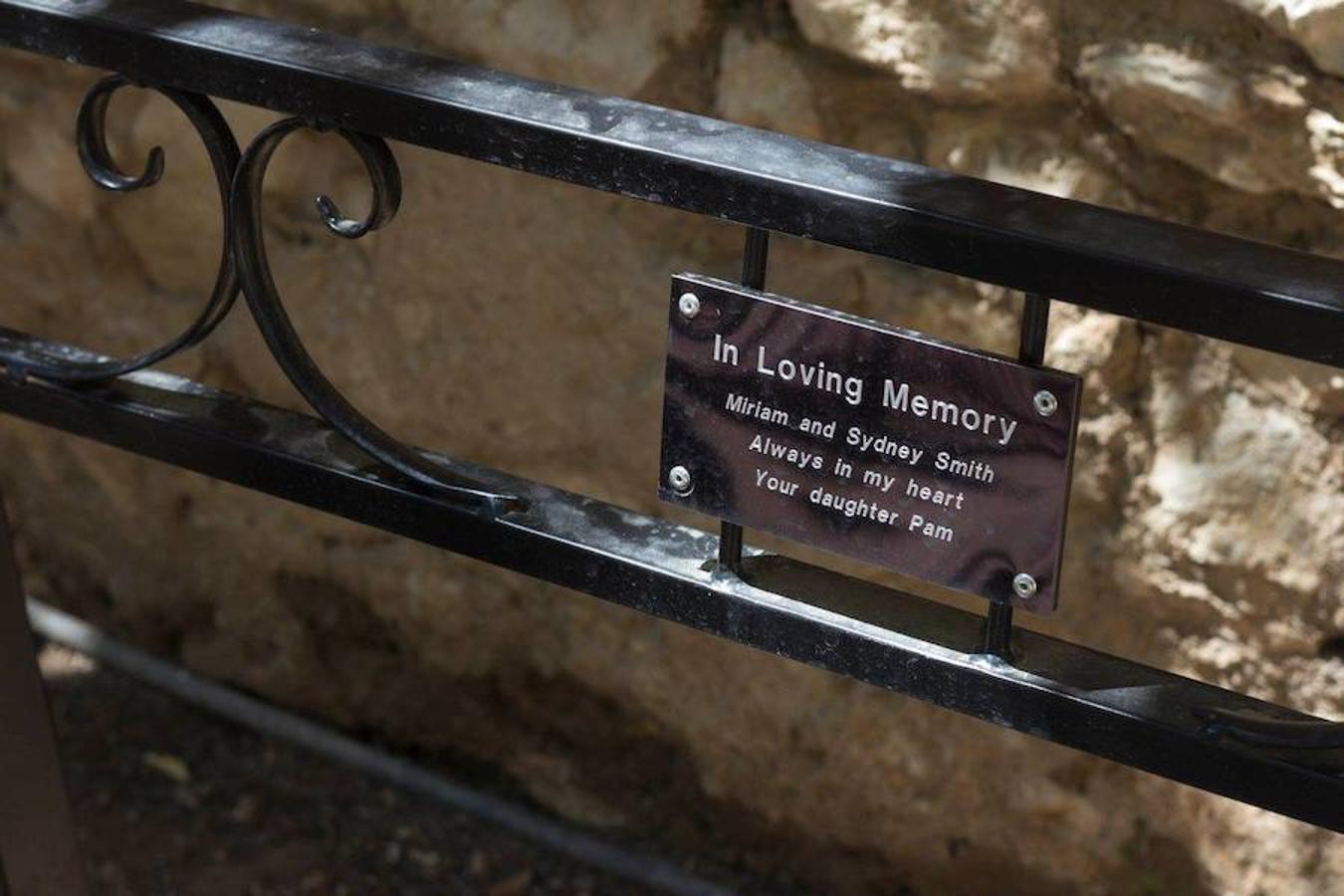 Frente al Cementerio Municipal de Valencia, lo que parece un jardín es, en realidad, otro cementerio que guarda parte del relato de la ciudad. El Cementerio Británico de Valencia se prepara para abrir sus puertas los días 28 de octubre y 1 de noviembre. Son las dos únicas fechas en las que sus instalaciones son visitables por falta de recursos. Por esta razón, un equipo ha estado trabajando para que esté todo listo. Se trata de un lugar de 150 años que al no ser un espacio municipal, está cuidado por voluntarios que quieren preservar cada una de las historias que allí residen. 