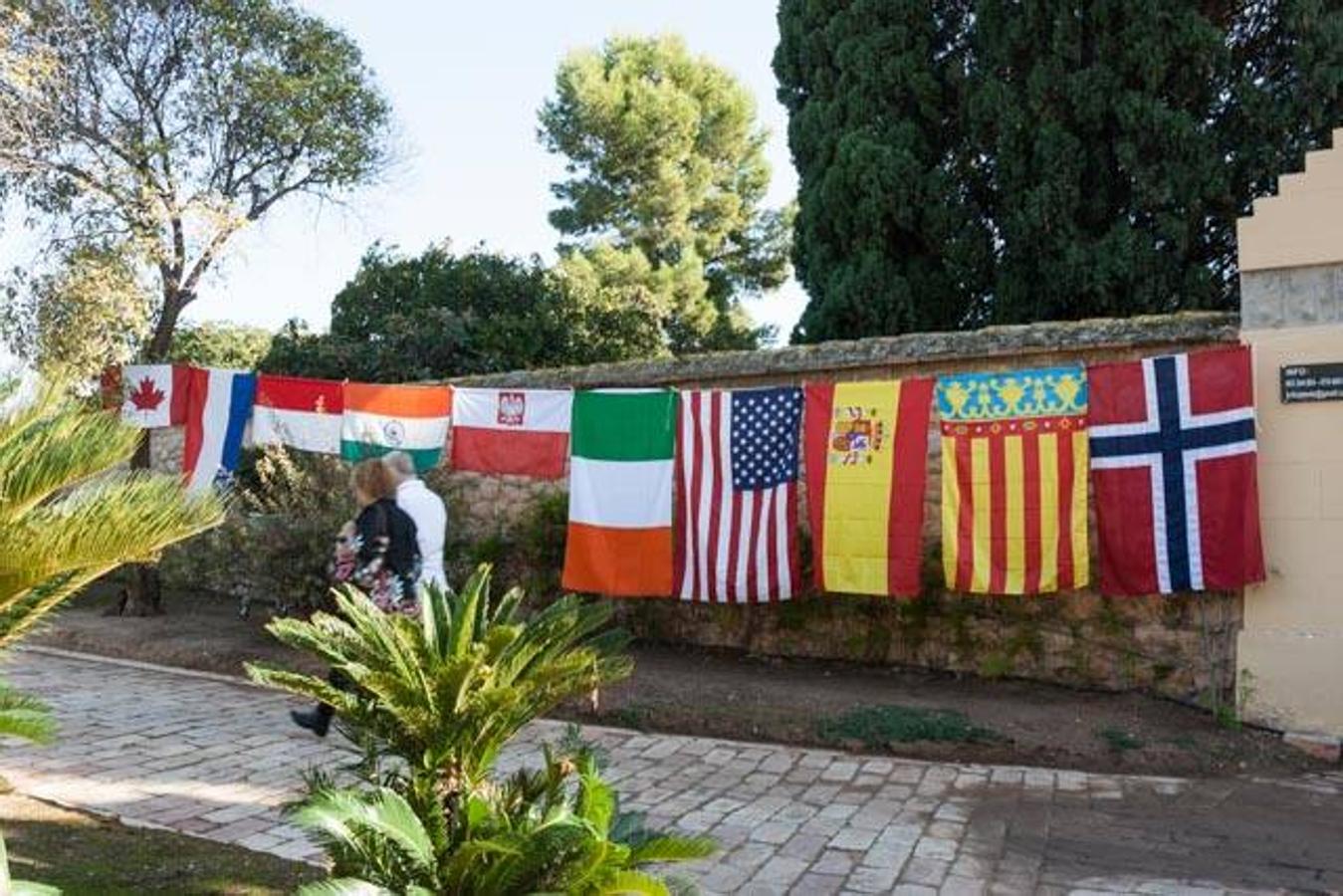 Frente al Cementerio Municipal de Valencia, lo que parece un jardín es, en realidad, otro cementerio que guarda parte del relato de la ciudad. El Cementerio Británico de Valencia se prepara para abrir sus puertas los días 28 de octubre y 1 de noviembre. Son las dos únicas fechas en las que sus instalaciones son visitables por falta de recursos. Por esta razón, un equipo ha estado trabajando para que esté todo listo. Se trata de un lugar de 150 años que al no ser un espacio municipal, está cuidado por voluntarios que quieren preservar cada una de las historias que allí residen. 